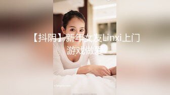 专找丶阿姨玩两小伙3P肉肉熟女，拨开内裤揉搓口交，跪在沙发上后入大屁股，上位骑乘抬腿侧入