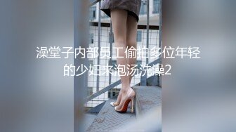 《居家摄像头破解》漂亮学生妹在家也会按耐不住摸逼玩几下 边看手机啪啪小视频边玩穴