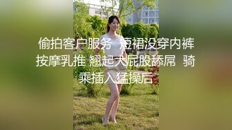 在厨房站着为宝贝喂奶的妈妈，奶头好坚挺哦