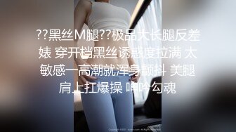 晚上无聊城中村出租屋趴窗口偷窥到两个身材不错的妹子洗澡特别是这眼镜妹身材太惹火了