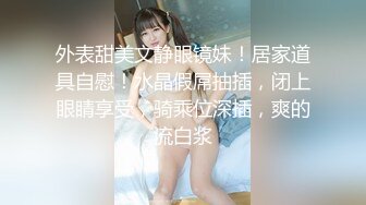 姐妹一起淫乱大战，全程露脸跟小哥激情啪啪，床上床下各种爆草抽插，舔逼玩奶子陪狼友互动撩骚精彩不要错过