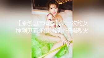 美女半脱牛仔裤穿黑丝做爱