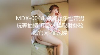  小哥的微胖女友，露脸镜头前啪啪给狼友看，让小哥压在身下吃奶子玩逼给狼友看