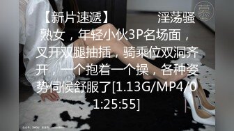 猥琐房东合租房浴室暗藏摄像头 偷窥4个年轻女生洗澡 (3)