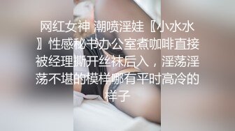 民宿洗澡间暗藏摄像头偷拍同团的妹子洗澡,大红的胸罩难道是来度蜜月