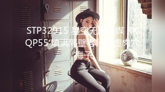 【小性感R】小迷妹户外玩刺激 穿着小西服开档肉丝袜外面豹纹裙子 到商场的厕所里玩道具