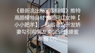 金发美妞闺房玩自拍