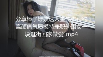 超高颜值清纯美女，抓起大屌往嘴里吸，扶着JB大屁股猛砸，顶级美臀极度诱惑