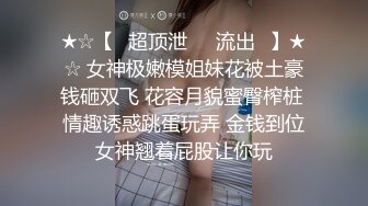 小哥的翘臀黑丝母狗，逼里夹着大黑牛撅着屁股给狼友看，淫声荡语滴蜡刺激，给小哥口交大鸡巴足交诱人小乳夹