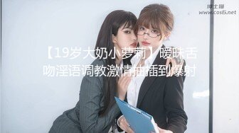 【最新极品抄底】超高质量机场地铁抄底惊现无内小美女 白嫩丰臀太紧致内内夹逼缝里了 (18)