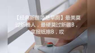  性感小骚逼看大哥们在打牌自己跑到厕所去骚，全程露脸脱光自慰骚逼