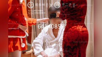 大师ChinaJoy展会CD系列美女模特裙底风光，灰色套装美女丁字裤也是灰色的