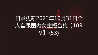  风情学妹露脸趴在纹身大哥胯间舔弄大鸡巴，开档黑丝激情上位主动抽插让大哥玩弄奶头