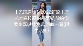  纯情玉女小可爱，全程露脸互动狼友撩骚不断，揉奶玩逼道具抽插洗澡诱惑