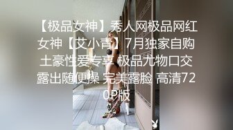 蒙头后入女友，屁股啪啪响