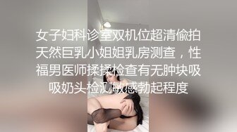 家里缺少管教的美少女偷拿女混混的香烟 被发现后把她拉到空地 逼迫她脱掉衣服用烟头和甩棍捅她逼