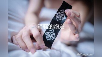 爆乳女神全程露脸，情趣装白丝诱惑好极品，揉着骚奶子自慰骚穴特写展示