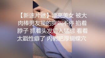 公共厕所女厕内盗摄偷拍，极品美腿黑丝服务员，最后一个妹子太纯了，厕所门没有反锁，只能一边拉绳关门一边放水