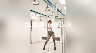 身材不错的小美女，清纯可爱诱人，在狼友的指挥小脱光光展示，揉奶玩逼卫生间内把自己抠尿