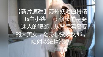 在工作时不经意露出了大吊,搞得小骚货控制不住跪舔起来