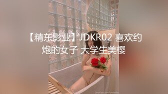 高颜值混血女模特全程露脸伺候两个小哥啪啪，吃奶舔逼口交大鸡巴足交各种发骚，让两个小哥多体位爆草蹂躏