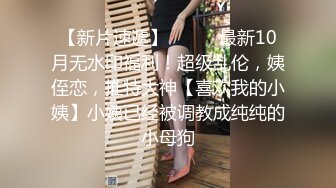 办公室里的骚女人，有大哥就在后面就漏着奶子陪狼友玩，奶头上还夹着小铃铛，逼里塞着跳蛋叫大哥过来玩奶子