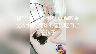 【新片速遞】中性打扮短发眼镜美女，没穿内裤玻璃黄瓜爆插小穴，掰开紧致嫩穴捅入，没搞几下流出白浆，插得娇喘低吟很是诱人