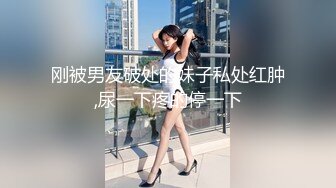 学生制服双马尾小可爱首播，纤细美腿翘臀，和炮友激情爆操，只穿白色网袜，主动骑乘特写抽插，骚穴一上一下