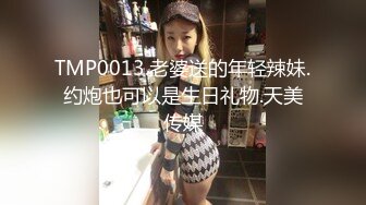 胆大牛人晚上潜伏浴室窗外近距离偷窥几个打工妹洗澡大奶妹一边洗澡一边和朋友发信息