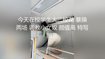  三人创业小团队直播赚钱，男主女主沙发上激情大战享受其中，摄影师还要兼职讲解