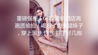 长相甜美短发萌妹子假吊跳蛋自慰，慢慢脱光揉搓奶子舔假吊抽插震动