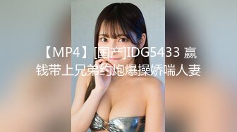 两个乖女儿和妈妈一起上演三人行，露脸了好刺激让妹妹玩逼妈妈舔奶子真骚，淫语互动狼友听指挥一起捅妈骚穴