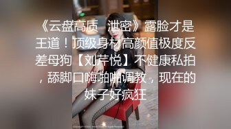 风骚的大奶少妇玩3P，让两个男人一起吃奶子好骚，嘴里同时含两根鸡巴舔弄，前插后入占满两个骚洞好不刺激