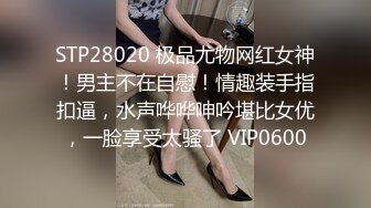 v眼镜熟女阿姨跪地吃大肉棒 急着插入表情淫荡骚叫不停