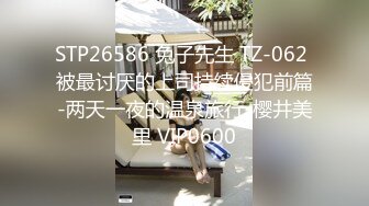 妖艳人妻露脸激情4P伺候三个大鸡巴，肚兜情趣高跟诱惑享受三个大鸡巴的蹂躏爆草，无套草穴内射中出口爆大屌