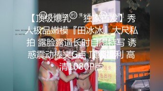 骚女孩不穿内裤逛超市，还撩起黑丝裙露出，买了一个家具，上了车迫不及待拿出来自慰，爽喷很多淫水 好诱惑啊！