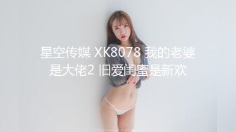 动漫展偷拍美女裙底风光国风 lo美女半透蕾丝内两边蝴蝶结可爱又性感草莓吊带裙竟然配半透明丁字裤正面看到黑毛