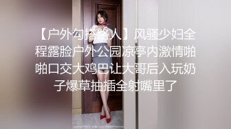 两大千金美女调教小母狗，一美皮鞭调教，一美假鸡巴套上狠肏小母狗，真尼玛骚！