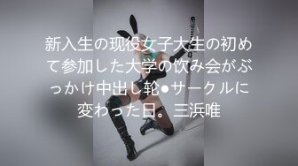 深夜冒死爬墙偷窥对面楼的女生洗澡换衣服