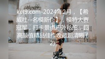 齐逼牛仔短裤甜美美女，厕所地上自慰，用水冲逼，黑丝美腿M姿势特写