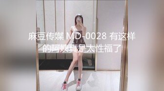 性感美女穿着睡衣吃泡面不小心走光露点