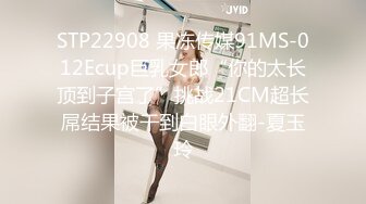 两个小骚逼快被大哥们玩坏了，床上的淫乱男女，揉奶玩逼道具抽插，口交大鸡巴让大哥舔逼