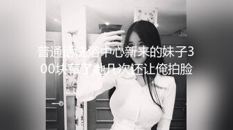 风衣牛仔裤美少妇