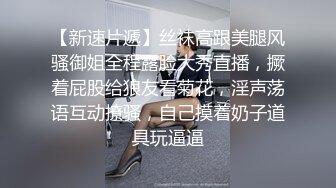 有点变态的小哥下药迷翻房东的女儿 剪B毛操骚B (1)