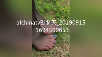 一脸呆萌18双马尾小萝莉，娇小身材白嫩贫乳，撩起睡衣扭动屁股