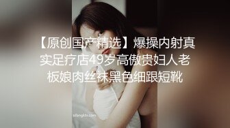 高颜值伪娘 被小姐姐手工撸仙棒 后入啪啪 表情好妩媚