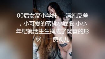 勾搭这一块胖哥探花牛仔裤外围妹，撩起衣服舔奶浴室揉奶，镜头前蹲着口交活不错抽插猛操