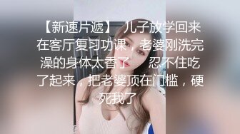 开发女生-正在自拍的美女后面大姐好配合脱衣露出两个大奶子