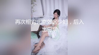 -白富美少妇勾引服务员,当场在客厅被扒掉蕾丝内裤用力猛操