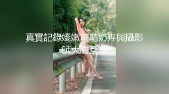 勾搭两个风骚女技师小哥想要啪啪，淫声荡语不断撩骚动手动脚扒光玩奶各种爆草，还让骚女打电话草她好刺激